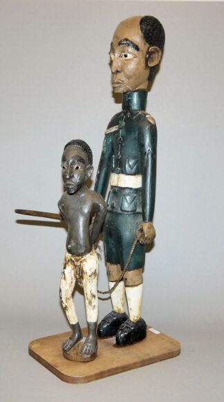 0627-Polizist mit Gefangenem, Außergewöhnliche Colon-Figurengruppe aus Westafrika