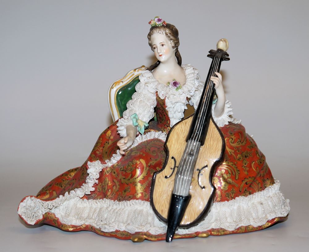 0803-Dame, Balletttänzerin und Cellistin, drei Porzellanfiguren der Aeltesten Volkstedter Porzellanmanufaktur um 1900/10 – Bild 3