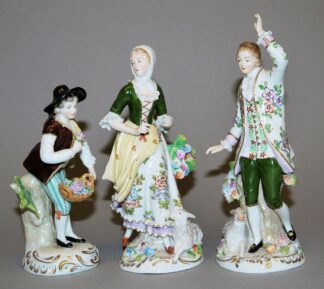 0825-Drei Porzellanfiguren, Schäferszenen von Voigt, Sitzendorf, Anfang 20. Jh.