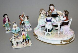0835-Kinder am Tisch, Porzellangruppe von Scheibe-Alsbach und vier weitere Kleinporzellane, 20. Jh.
