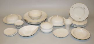 0848-Sammlung weiße KPM-Porzellane, u.a. Feldblumenrelief, Urbino