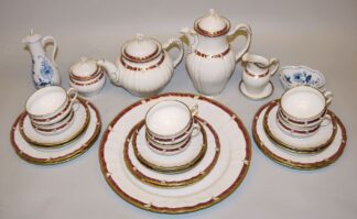 0853-Porzellan- Kaffee- und Teeservice "Rocaille" mit rotem und goldenem Banddekor für 6 Personen, KPM, Berlin, 1. Wahl & 2 Teile Zwiebelmuster, Meißen, 1 x 1. Wahl