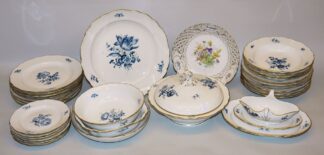 0854-Porzellan-Speiseservice Blaue Blume für 6-10 Personen, Kgl. Meißen/Meißen, ab 1860 & Zierschale mit Blumen, Meißen