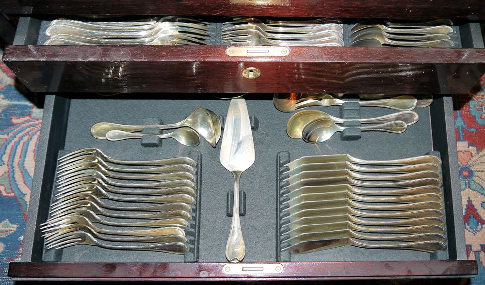 0893-Umfangreiches Menu- und Fischbesteck "Französisch Perl" für 12 Personen, 4 Platzteller und kleiner Teller, Robbe & Berking, versilbert im Mahagoni-Kasten – Bild 2
