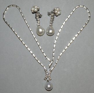 0900-Schmuck-Ensemble: Collier mit Brillanten und Südsee-Perle & Perlen-Ohrhänger-Clips mit Brillanten und Südsee-Perlen, Gold