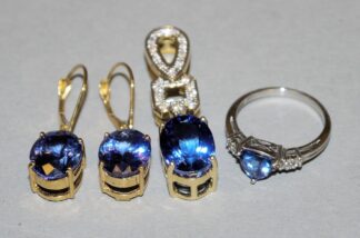 0915-Dreiteiliges Schmuck-Set mit Tansanit, Brillanten und Saphiren: Anhänger, Ring und Ohrhänger, Gold