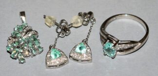 0916-Dreiteiliges Schmuck-Set: Anhänger, Ring und Ohrhänger mit Paraiba-Turmalinen und Diamanten, Gold