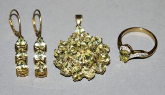 0927-Dreiteiliges Schmuck-Set: Anhänger, Ohrhänger und Ring mit Chrysoberyll, Gold