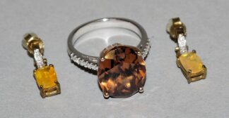 0935-Ring mit orangem Ratanakiri-Zirkon u. Brillanten & Ohrringe mit Welo-Opalen, Gold