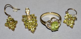 0938-Dreiteiliges Schmuck-Set mit Capelinha-Sphen, Gold: Ring, Anhänger und Ohrhänger