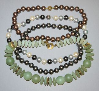 0940-Drei farbige Zuchtperlen-Colliers, Gold & Jade-Collier, Silber