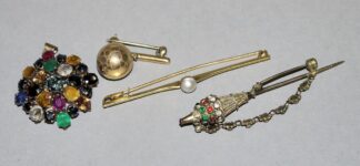 0942-Vier viktorianische u.a. Broschen/Anstecknadeln, Gold/1 x vergoldet, 19. bis Mitte 20. Jh.