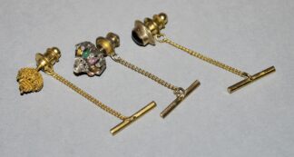 0943-Drei Krawattennadeln, 2 x Gold, einmal vergoldet, viktorianisch bis Mitte 20. Jh.