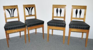 0976-Vier Biedermeier-Stühle aus Kirschbaum um 1830