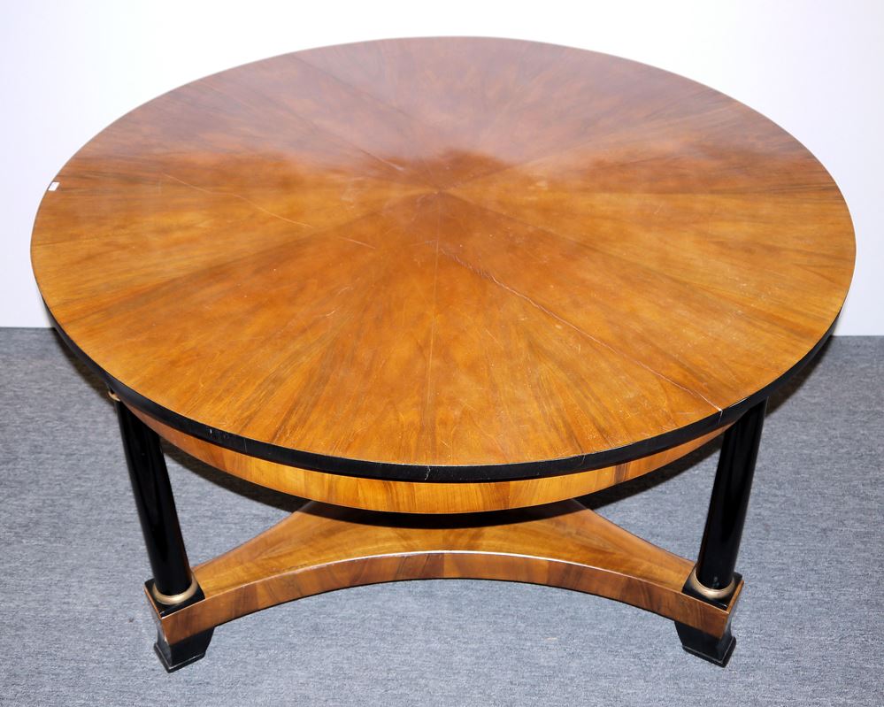 0977-Repräsentativer Rundtisch des Empire aus Nussbaum, um 1830 - Image 2