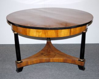 0977-Repräsentativer Rundtisch des Empire aus Nussbaum, um 1830