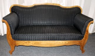 0978-Repräsentatives Biedermeier-Sofa aus Kirschbaum
