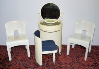 0984-Coiffeuse "Silvi" von Kastilia und zwei Stühle "Universale" von Joe Colombo, 1960er/70er Jahre