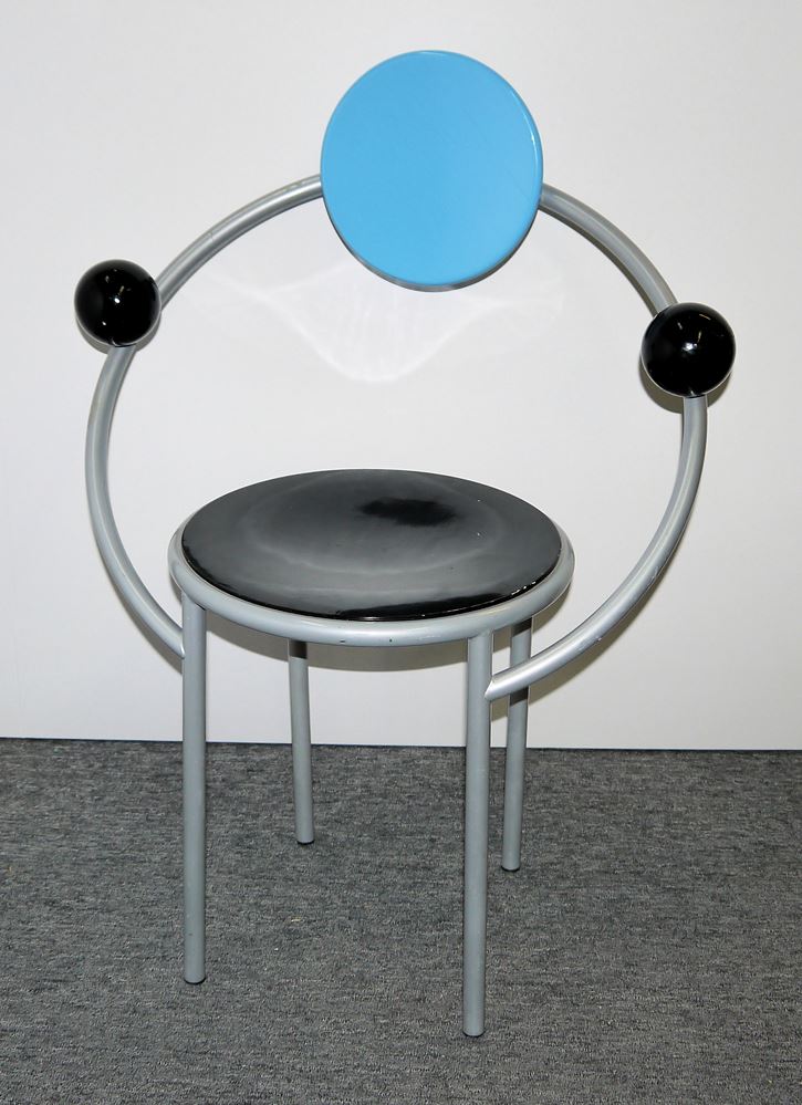 0989-Michele De Lucchi, Stuhl "First" für Memphis, Mailand und Phillipe Starck, zwei Stühle "Dr. Glob" für Kartell - Image 2