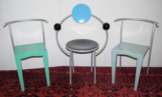 0989-Michele De Lucchi, Stuhl "First" für Memphis, Mailand und Phillipe Starck, zwei Stühle "Dr. Glob" für Kartell