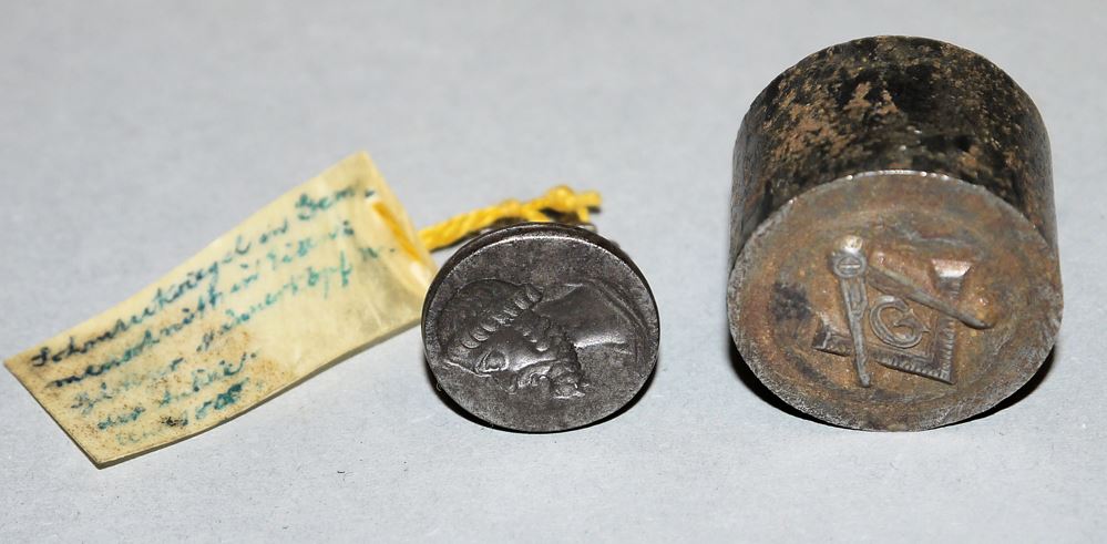 1019-Drei Siegel, Porzellan-Miniaturmalerei, Brosche und Tabatiere, sechs feine Kleinantiquitäten des 18. und 19. Jhs. – Bild 4