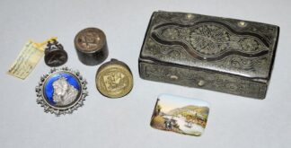 1019-Drei Siegel, Porzellan-Miniaturmalerei, Brosche und Tabatiere, sechs feine Kleinantiquitäten des 18. und 19. Jhs.