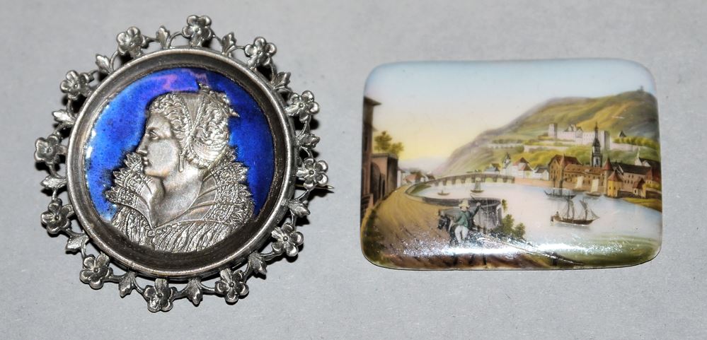 1019-Drei Siegel, Porzellan-Miniaturmalerei, Brosche und Tabatiere, sechs feine Kleinantiquitäten des 18. und 19. Jhs. – Bild 5