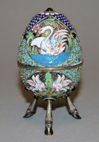 1021-Russisches Cloisonné-Ei mit Cabochons und Schwanendekor, 2. H. 20. Jh.
