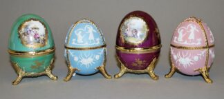1022-Vier Porzellan-Eier mit Spieluhren, in der Tradition der russischen Ostergeschenke, 2. H. 20. Jh.