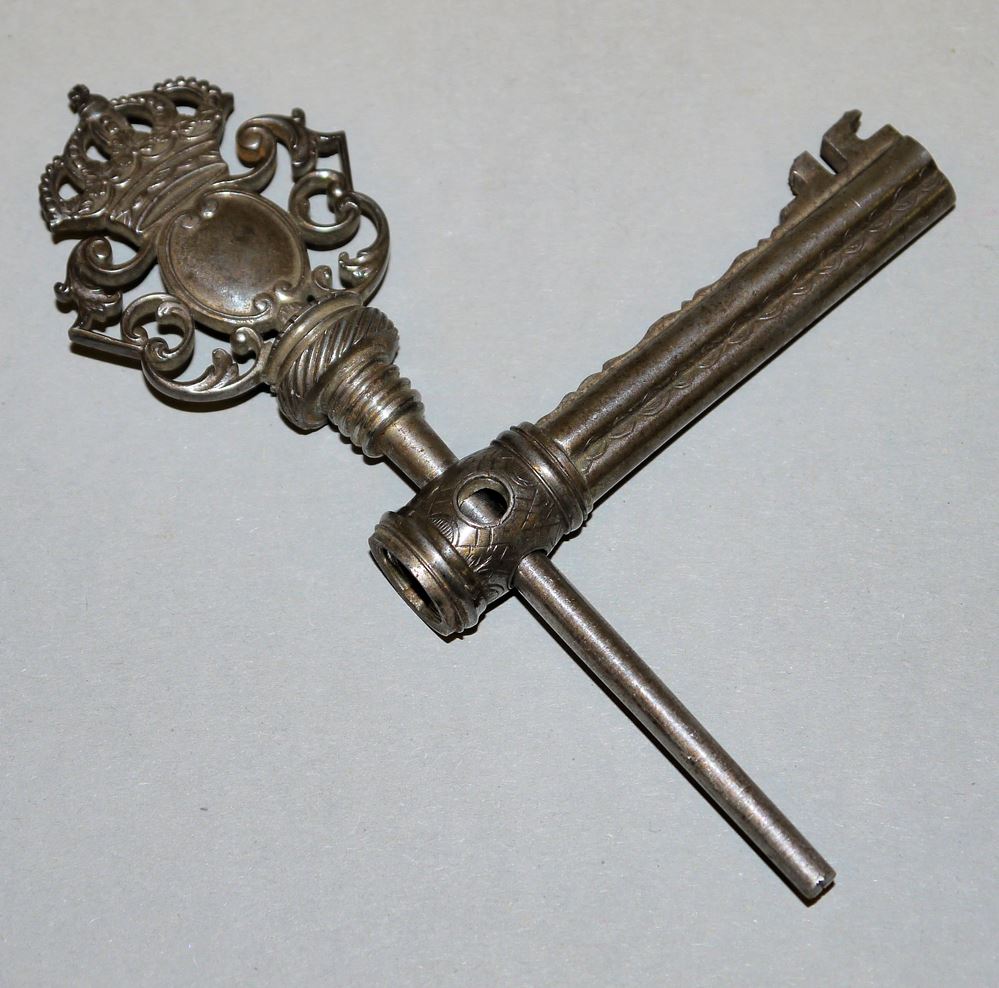 1026-Waidmännischer Zigarrenschneider, Brotmesser, Tabakdose und Systemschlüssel, 19.-20. Jh. – Bild 2
