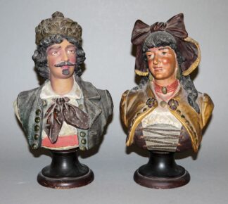 1030-Paar in Balkantracht, zwei bemalte Terracotta-Büsten des Historismus um 1900