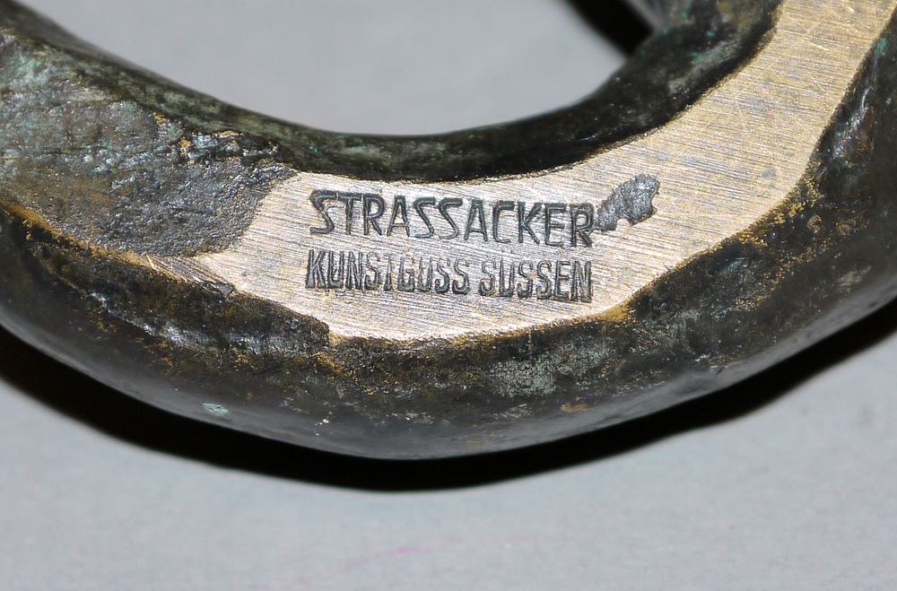 1036-Fischotter mit Lachs, Bronzeplastik der Kunstgießerei Strassacker in Süßen – Bild 2