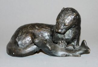 1036-Fischotter mit Lachs, Bronzeplastik der Kunstgießerei Strassacker in Süßen