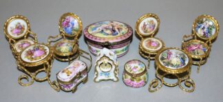 1061-Zehn kleine französische Zierobjekte aus Porzellan, alle Limoges 20. Jh.