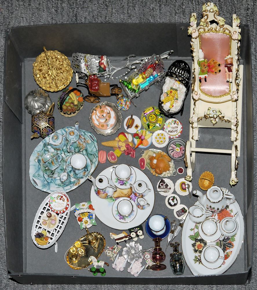 1065-Ein großes Sortiment Puppenstuben-Möblierung und Ausstattung, 20. Jh. – Bild 3
