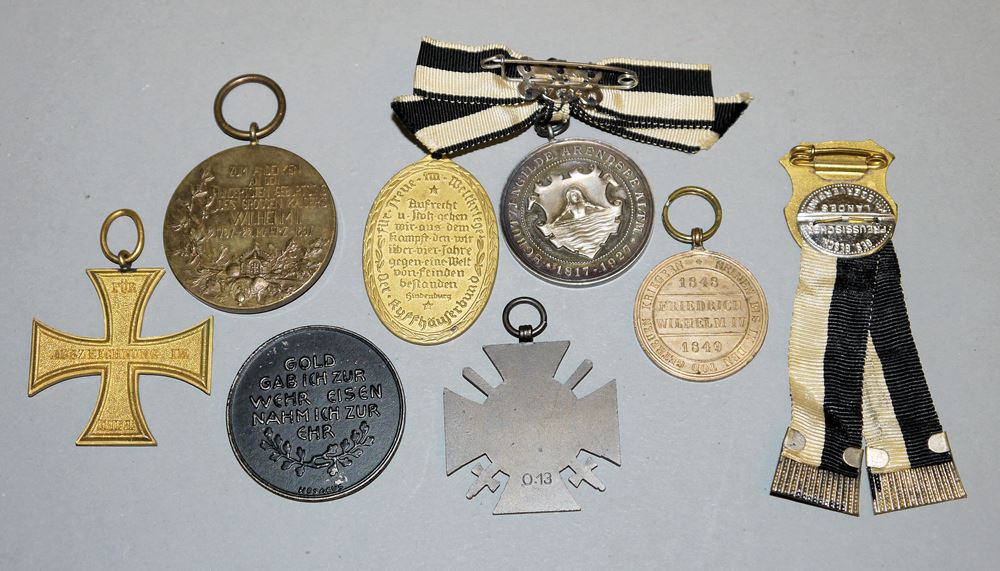 1095-Sammlung mit acht Ehrenzeichen, u.a. Hohenzollern Denkmünze, Mecklenburg Verdienstkreuz - Image 2