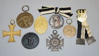 1095-Sammlung mit acht Ehrenzeichen, u.a. Hohenzollern Denkmünze, Mecklenburg Verdienstkreuz