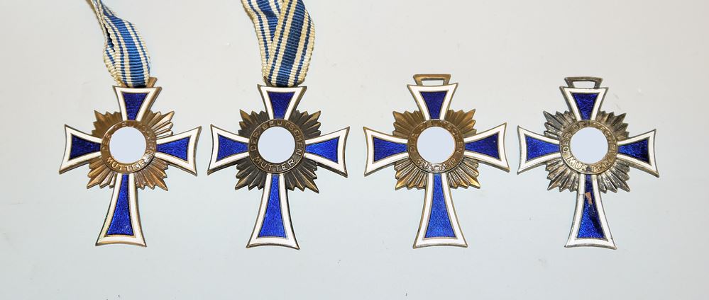 1097-Sechs Ehrenzeichen, 3. Reich, 4x Mutterkreuz, 2x Treuedienst-Ehrenzeichen - Image 2