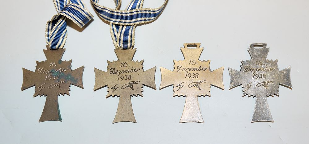 1097-Sechs Ehrenzeichen, 3. Reich, 4x Mutterkreuz, 2x Treuedienst-Ehrenzeichen - Image 3