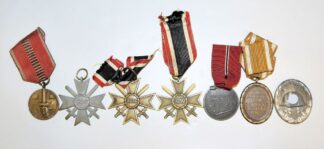1098-Sieben Ehrenzeichen, 3. Reich, darunter Verwundetenabzeichen u. Kriegsverdienstkreuz