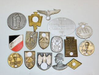 1099-Sammlung mit 15 Abzeichen, darunter WHW-Tagungsabzeichen, Erkennungsmarke usw., WK II